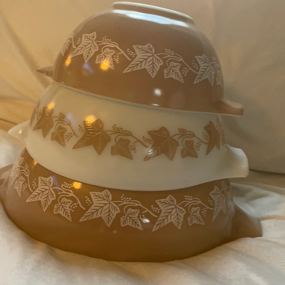 Rare Vintage Pyrex Sandlewood Cinderella mixing/nesting bowls. Set of 3.